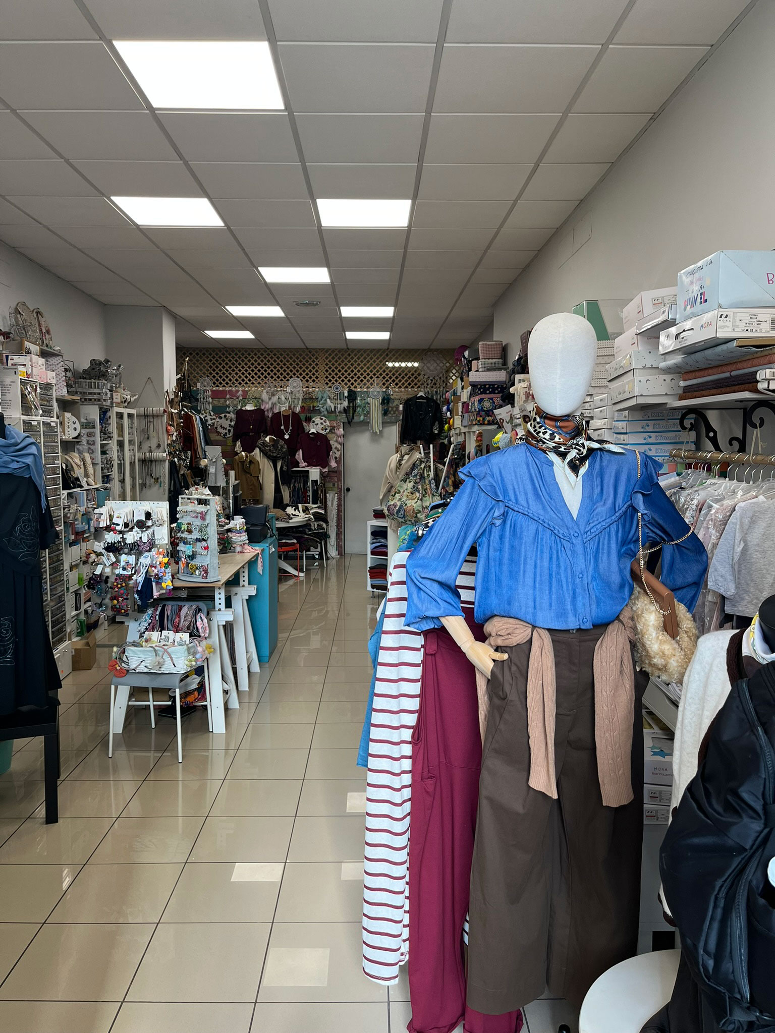 Interior de la tienda El Club de las Labores en A Coruña, con moda artesanal, mercería y lanas